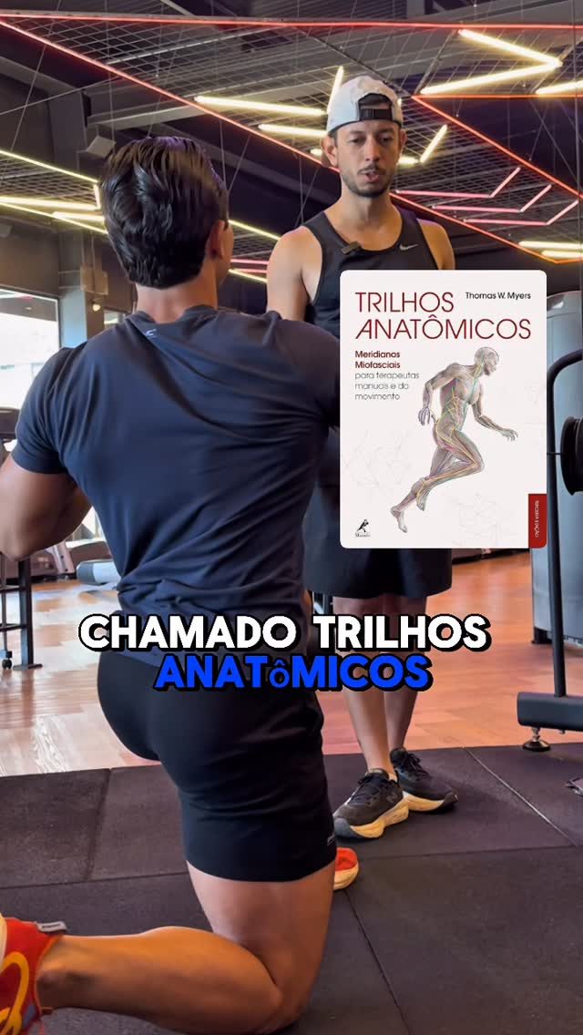 Vitor Comim demonstrando um exercício que integra as cadeias de movimento do corpo