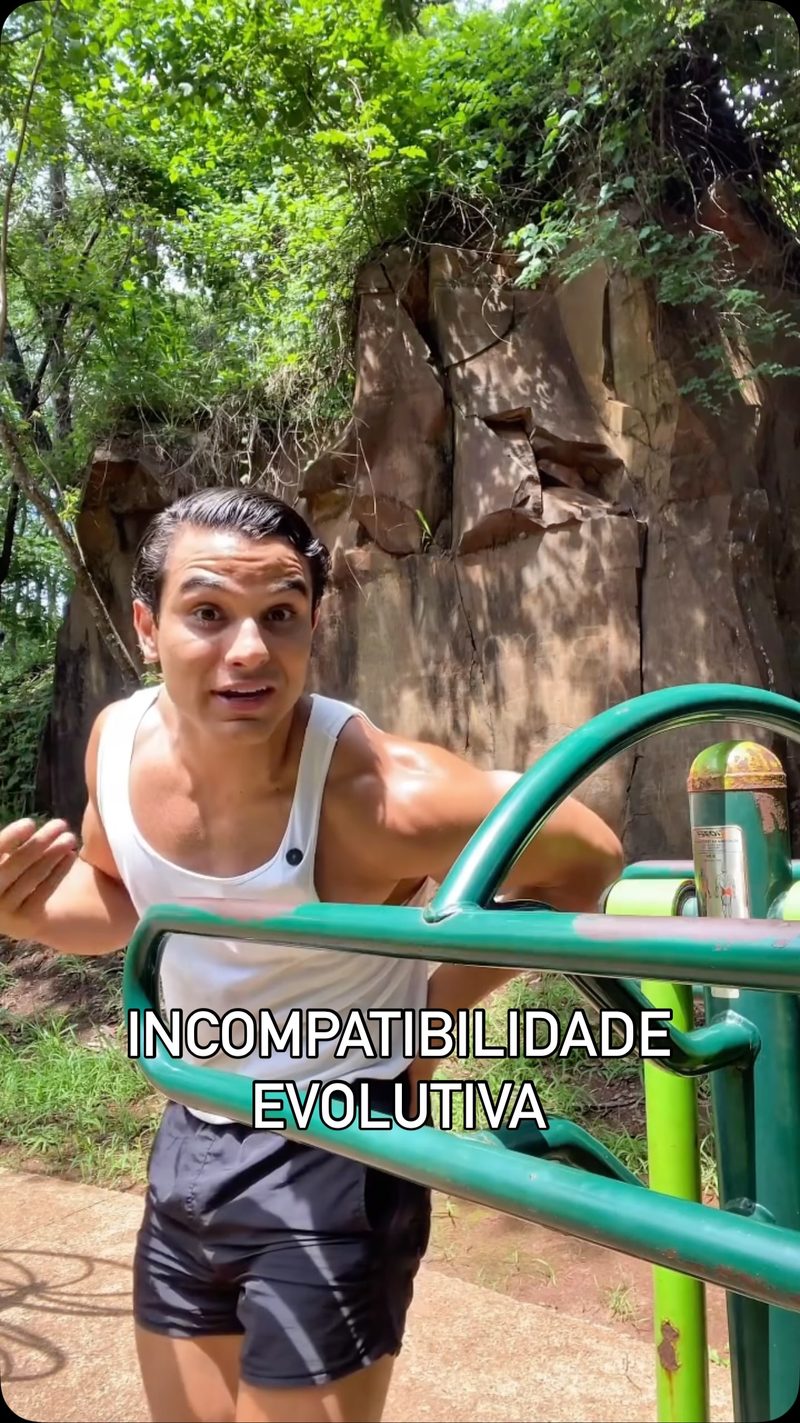 Vitor Comim ao ar livre em vídeo sobre incompatibilidade evolutiva e sedentarismo