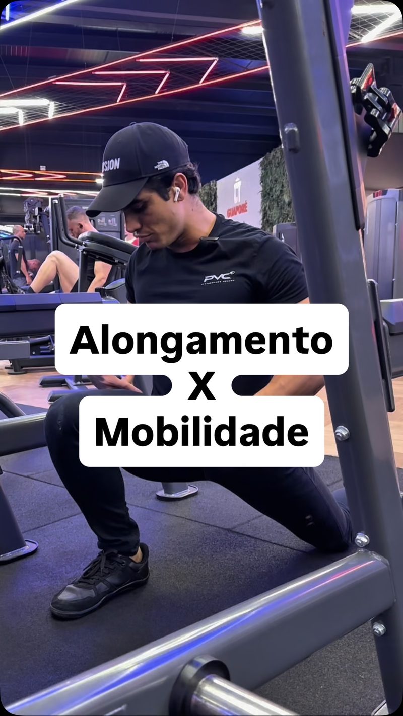 Vitor Comim demonstrando exercício de mobilidade e estabilidade antes do treino