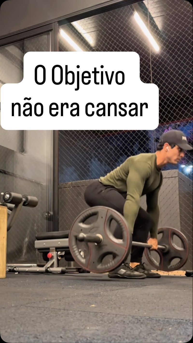 Vitor Comim em circuito de condicionamento com a estrutura do treino na tela
