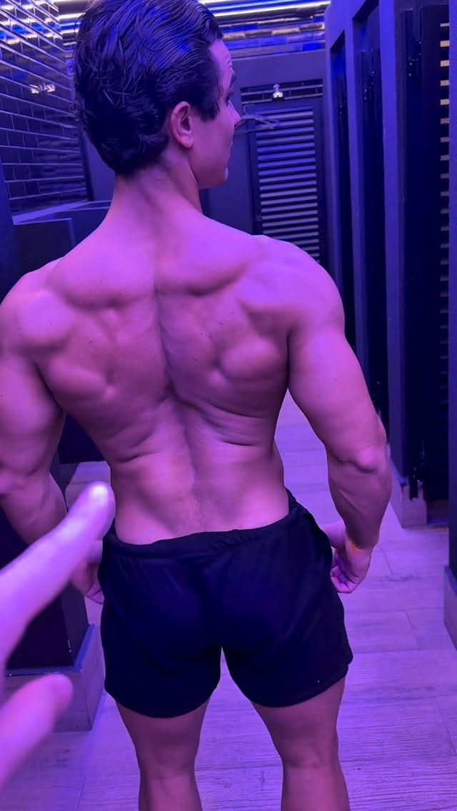 Vitor Comim em registro de evolução física ao longo dos anos de treino natural